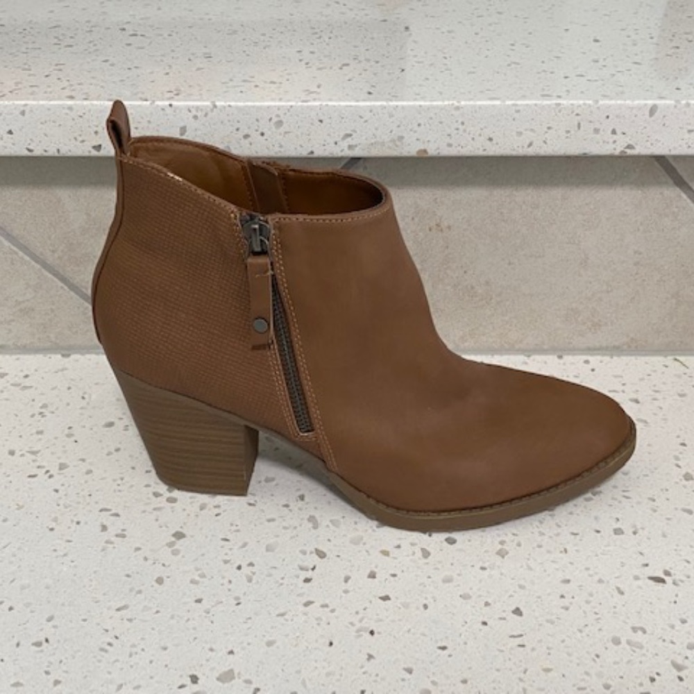 NWOT Universal Thread Booties - Picture 2 of 6